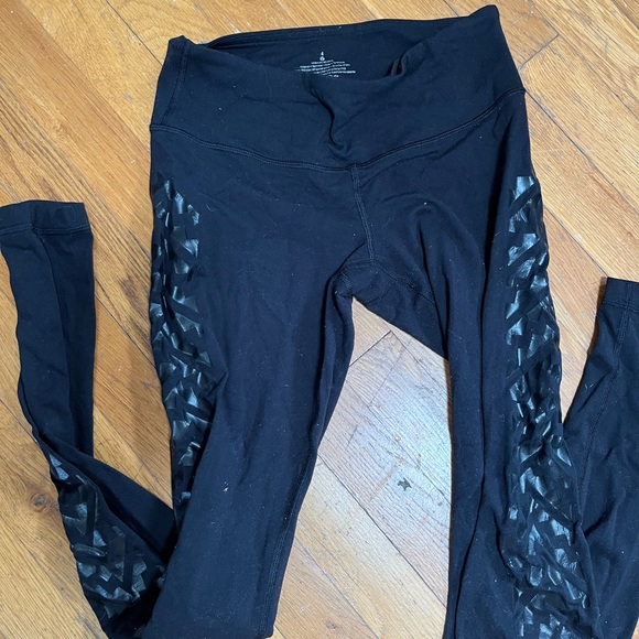 LULULEMON BLACK LEGGINGS /YOGA PANT WITH BLAVK TIRE TRACKS DOWN SIDES SIZE 4 - Picture 3 of 3